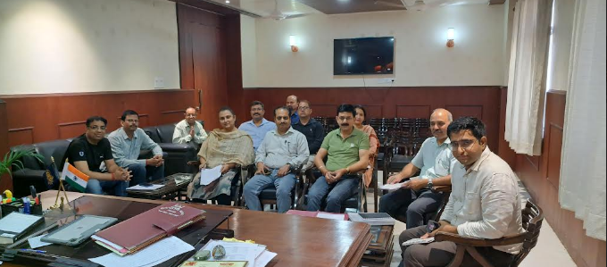 एडीसीमहेंद्र पाल गुर्जर व सम्बन्धित ज़िला अधिकारी केंद्रीय जल शक्ति मंत्रालय के कैच दरेन अभियान 2024 के तहत निदेशक डॉ. प्रमोद कुमार और वैज्ञानिक डॉ. प्रवीण कुमार केसाथ चर्चा करते हुए।